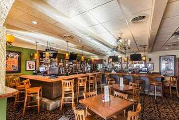 هتل Quality Inn & Suites Conference Center Across From Casino