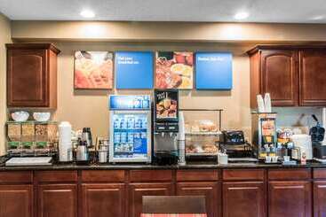 هتل Quality Inn & Suites Conference Center Across From Casino