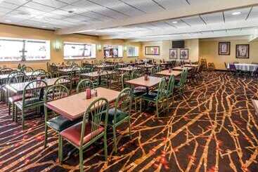 هتل Quality Inn & Suites Conference Center Across From Casino