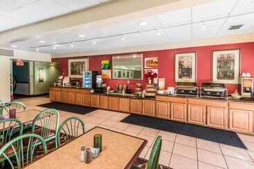 هتل Quality Inn & Suites Conference Center Across From Casino