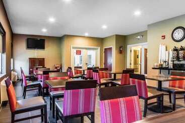 هتل Quality Inn & Suites Conference Center Across From Casino