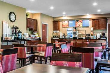 هتل Quality Inn & Suites Conference Center Across From Casino