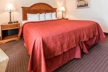 هتل Quality Inn & Suites Conference Center Across From Casino