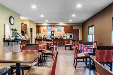 هتل Quality Inn & Suites Conference Center Across From Casino