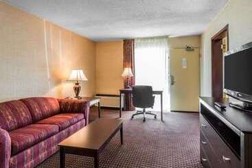 هتل Quality Inn & Suites Conference Center Across From Casino