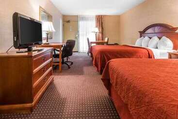 هتل Quality Inn & Suites Conference Center Across From Casino