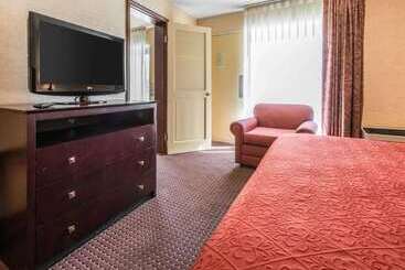 هتل Quality Inn & Suites Conference Center Across From Casino