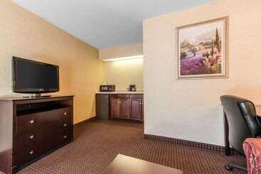 هتل Quality Inn & Suites Conference Center Across From Casino