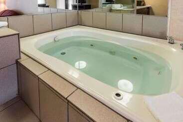 هتل Quality Inn & Suites Conference Center Across From Casino