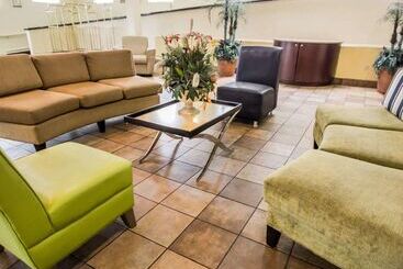 هتل Quality Inn & Suites Winter Park Village Area