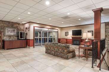 Ramada By Wyndham State College Hotel & Conference Center