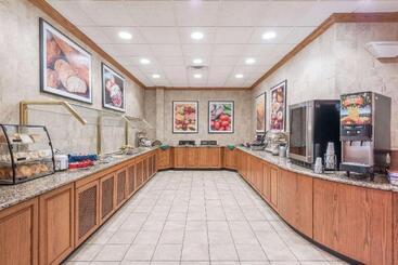 Ramada By Wyndham State College Hotel & Conference Center