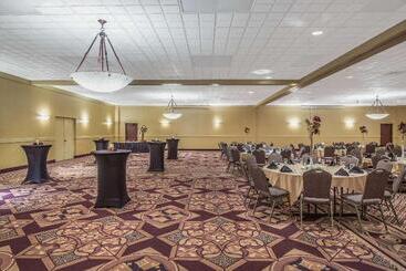 هتل Ramada By Wyndham Midtown Grand Island