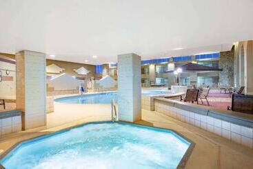 هتل Ramada By Wyndham Midtown Grand Island