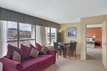 Ramada By Wyndham Reno Hotel & Casino