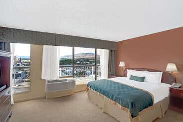 Ramada By Wyndham Reno Hotel & Casino