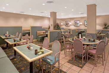 Ramada By Wyndham Reno Hotel & Casino