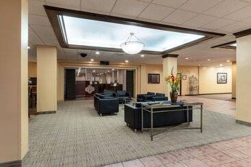 Ramada By Wyndham Reno Hotel & Casino