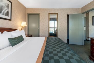 Ramada By Wyndham Reno Hotel & Casino