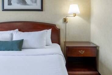 Ramada By Wyndham Reno Hotel & Casino