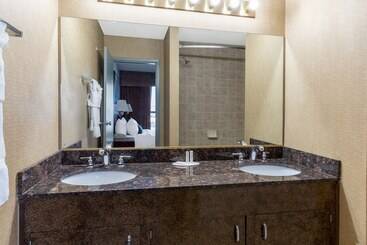 Ramada By Wyndham Reno Hotel & Casino