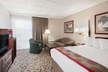 هتل Ramada Plaza By Wyndham Portland