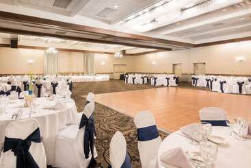 هتل Ramada Plaza By Wyndham Portland
