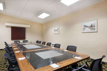 هتل Ramada Plaza By Wyndham Portland