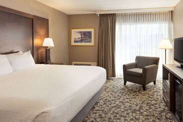 هتل Ramada Plaza By Wyndham Portland