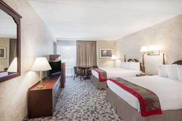 هتل Ramada Plaza By Wyndham Portland