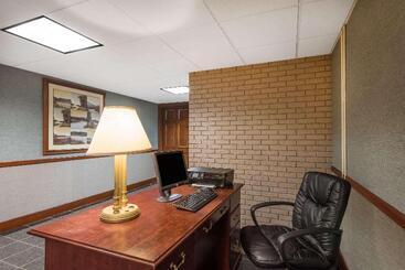 هتل Ramada Plaza By Wyndham Portland