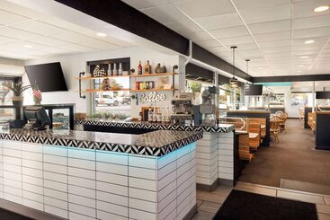 هتل Ramada Plaza By Wyndham Portland