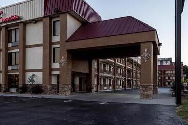 هتل Red Roof Inn & Suites Pigeon Forge   Parkway