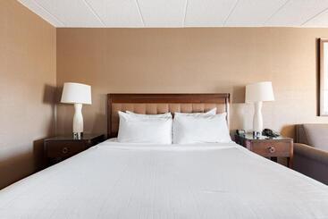 Wyndham Omaha Hotel   West Dodge