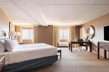 Wyndham Omaha Hotel   West Dodge