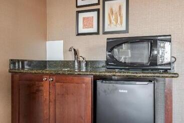 Wyndham Omaha Hotel   West Dodge