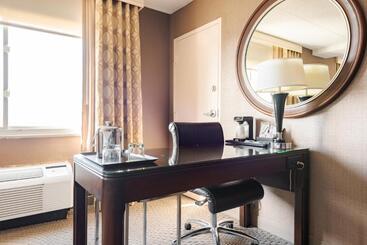Wyndham Omaha Hotel   West Dodge