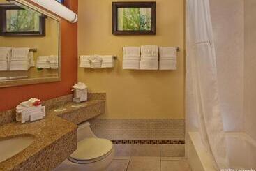 استراحتگاه Courtyard By Marriott Key West Waterfront