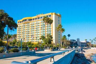 استراحتگاه Crowne Plaza Ventura Beach, An Ihg