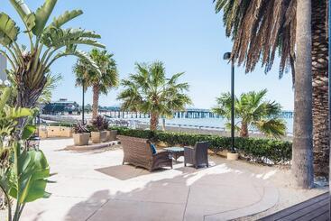 استراحتگاه Crowne Plaza Ventura Beach, An Ihg