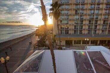 استراحتگاه Crowne Plaza Ventura Beach, An Ihg