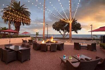 استراحتگاه Crowne Plaza Ventura Beach, An Ihg