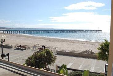 استراحتگاه Crowne Plaza Ventura Beach, An Ihg