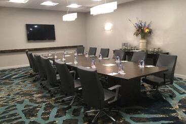 استراحتگاه Crowne Plaza Ventura Beach, An Ihg
