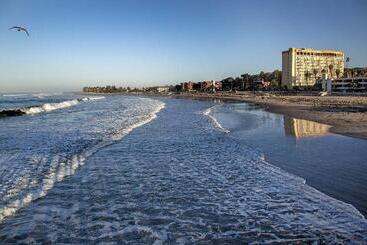 استراحتگاه Crowne Plaza Ventura Beach, An Ihg