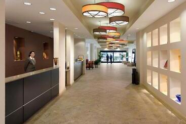 استراحتگاه Crowne Plaza Ventura Beach, An Ihg