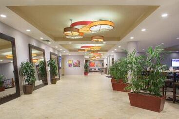 استراحتگاه Crowne Plaza Ventura Beach, An Ihg