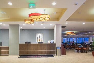 استراحتگاه Crowne Plaza Ventura Beach, An Ihg