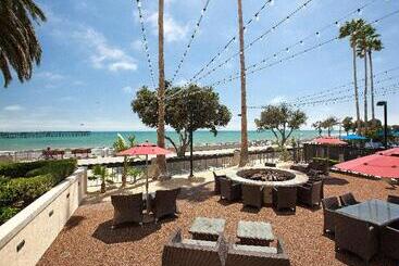 استراحتگاه Crowne Plaza Ventura Beach, An Ihg