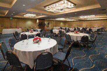 استراحتگاه Crowne Plaza Ventura Beach, An Ihg